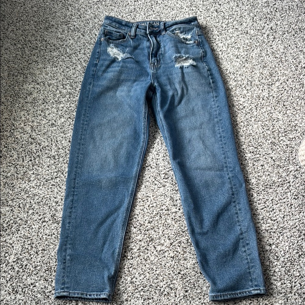 Like new AE Distressed mom Jeans sz 00 short